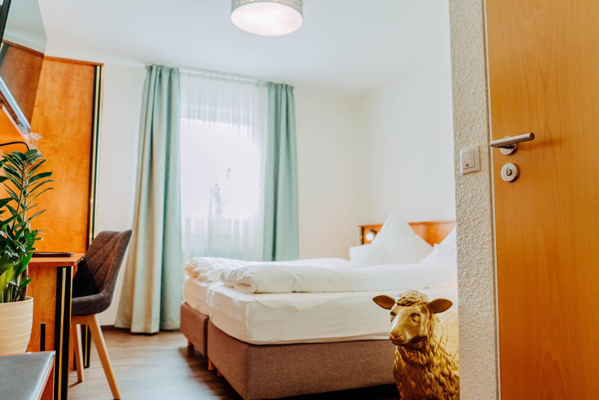 Garni-Hotel Goldenes Lamm Dudenhofen Exterior photo