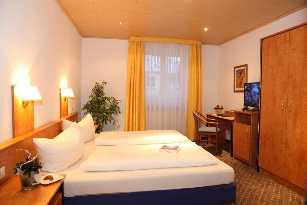 Garni-Hotel Goldenes Lamm Dudenhofen Room photo