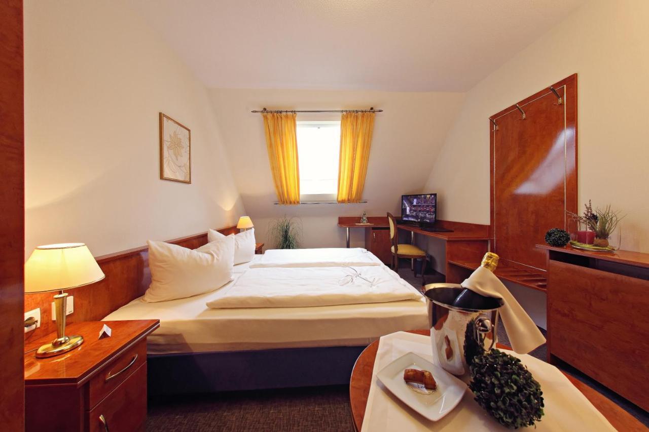 Garni-Hotel Goldenes Lamm Dudenhofen Room photo